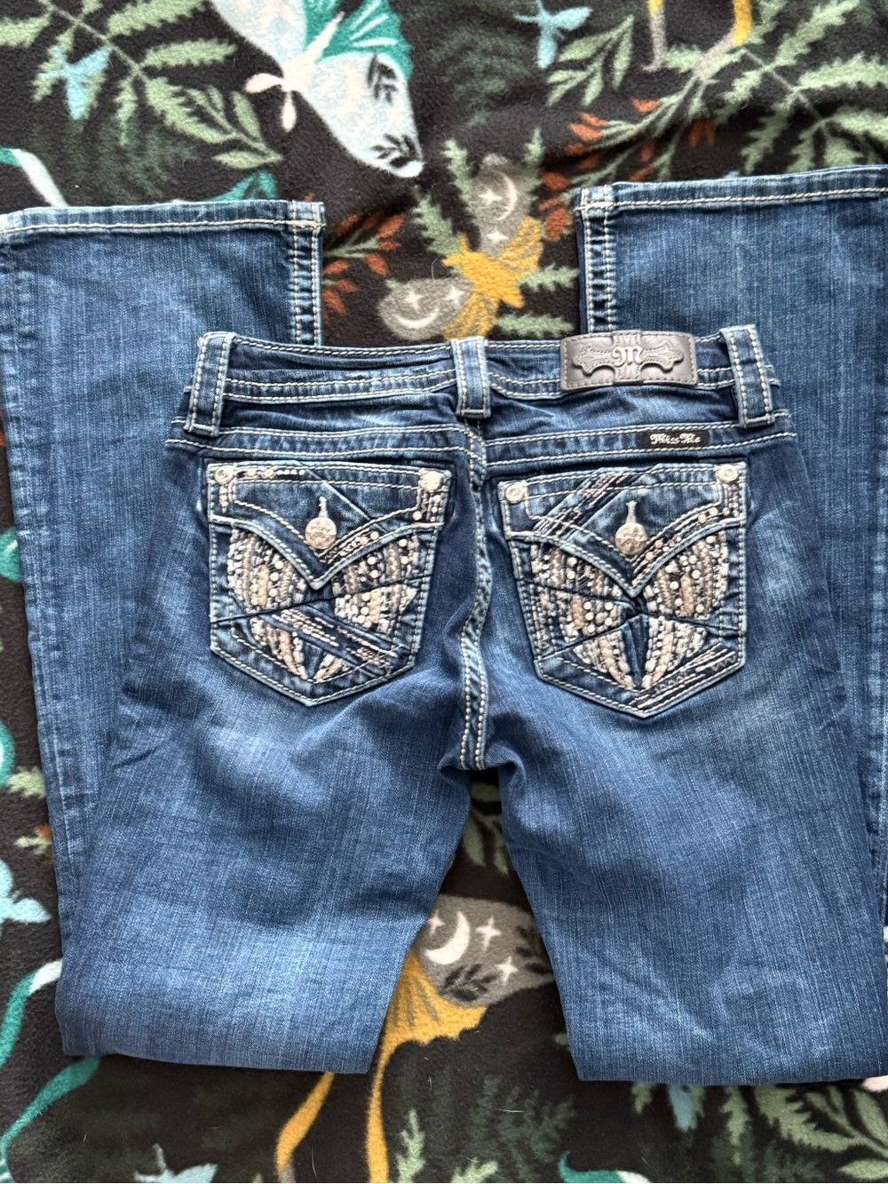 Miss Me dark wash signature bootcut Jeans angel flap pocket rhinestones Size 26